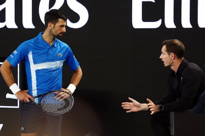 Djokovic escucha las instrucciones de Murray.