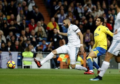 Karim Benzema del Real Madrid mantiene el balón durante una jugada.