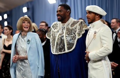 Anna Wintour con dos de los coamfitriones de la gala Met 2025, el actor Colman Domingo y el piloto de F1 Lewis Hamilton.