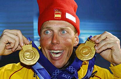 Johann Muehlegg, con sus dos medallas logradas en Salt Lake City.