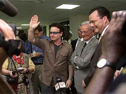 El secretario del Tesoro de Estados Unidos, Paul O'Neill, y Bono, el líder de U2