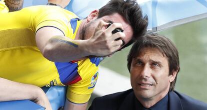 Conte se fotograf&iacute;a con un aficionado sueco en Toulouse.