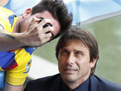 Conte se fotograf&iacute;a con un aficionado sueco en Toulouse.