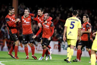 Los futbolistas del Mirandés celebran su gol ante el Villarreal.