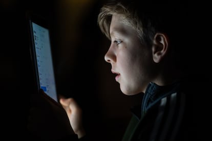 Un chico de 12 años utiliza su iPad antes de dormir, en abril de 2023.