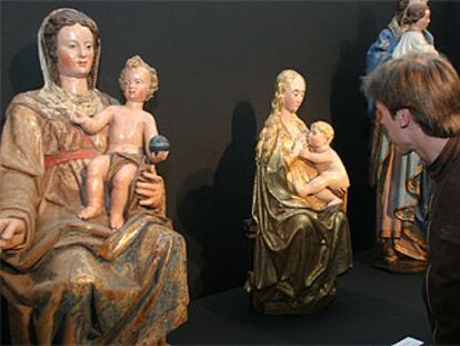 Un joven contempla varias de las tallas que se exponen en el Museo Diocesano de San Sebastián.