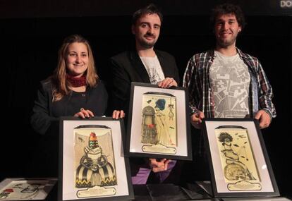 El director del certamen, Josemi Beltran, (centro) junto a dos miembros del jurado en la presentación del palmarés de premios.