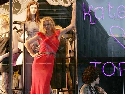 Kate Moss posó ayer en un escaparate de Top Shop en Londres para vender prendas de su propia colección.