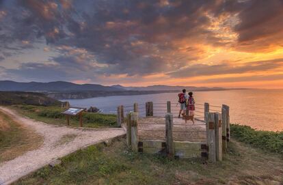 Atardecer en Playa Cueva, Cudillero. (Foto: Turismo de Asturias)