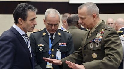 John Allen habla con el secretario general de la OTAN, Anders Fogh Rasmussen.