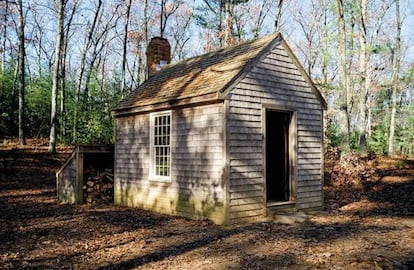 Cabaña de Thoreau reconstruida cerca de donde se ubicaba la original en Concord, Massachusetts, cerca del pantano Walden.