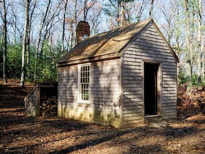 Cabaña de Thoreau reconstruida cerca de donde se ubicaba la original en Concord, Massachusetts, cerca del pantano Walden.