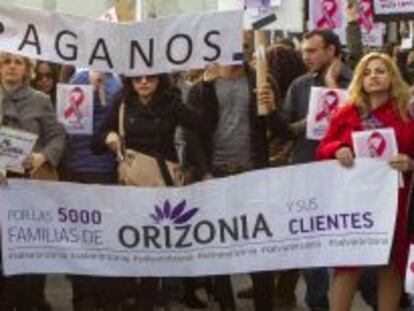 Trabajadores de Orizonia durante una concentraci&oacute;n a las puertas de la sede en Palma, en 2013. 