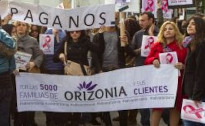 Trabajadores de Orizonia durante una concentraci&oacute;n a las puertas de la sede en Palma, en 2013. 