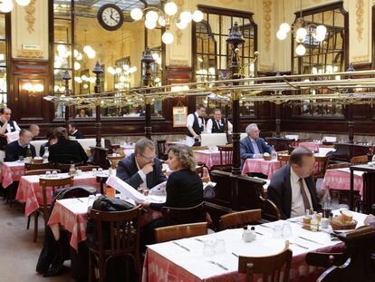 Un centenar de establecimientos parisienses ofrecen a sus clientes la posibilidad de llevarse los restos en una gourmet bag.