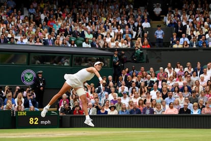 Garbiñe Muguruza devuelve la pelota durante la final.