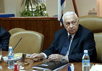 Ariel Sharon, ayer, en la reunión de su Gobierno. A su derecha, la silla que suele ocupar Simon Peres.