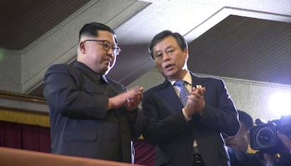 Kim Jong-Un aplaude durante el concierto junto al ministro de cultura, deporte y turismo surcoreano Do Jong-whan en Pyongyang (Corea del Norte), el 1 de abril de 2018.