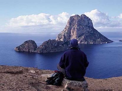 Un viaje a Ibiza en Semana Santa, con vuelos y tres noches de alojamiento, cuesta desde 359 euros. En la foto, el islote ibicenco de Es Vedrá desde Cala d'Hort.