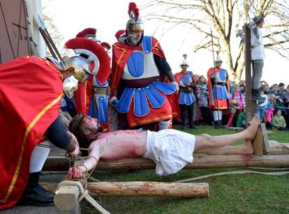 Varias personas disfrazadas representan la Pasión de Cristo durante una procesión en Kalwaria Paclawska, (Polonia).