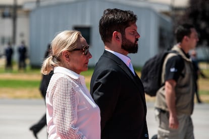 El presidente Gabriel Bórica junto a Cecilia Morel, durante la ceremonia tras el arribo de los restos de Piñera al Aeropuerto de Santiago.