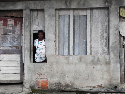 Una mujer observa la calle en el barrio San Francisco de Buenaventura (Colombia), el 3 de marzo.