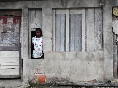 Una mujer observa la calle en el barrio San Francisco de Buenaventura (Colombia), el 3 de marzo.