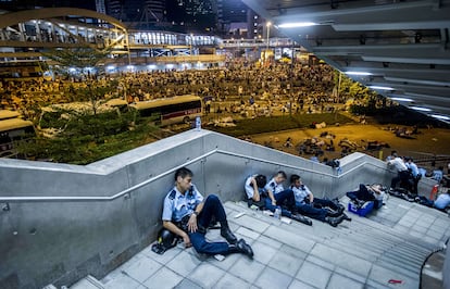 Agentes de policía descansan durante la noche en el centro de Hong Kong, el 29 de septiembre de 2014.