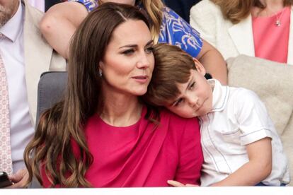 Luis, de cuatro años y que ha estado muy inquieto durante todo el desfile, saltando de silla en silla, poniéndose de pie, pidiendo agua... abraza a su madre, Kate Middleton, en un momento de las celebraciones del Jubileo de Platino de Isabel II