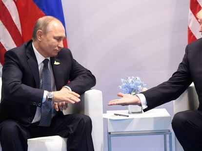 Os presidentes da Rússia e dos EUA, Putin e Trump, se cumprimentam na cúpula do G20 de julho de 2017 na Alemanha.