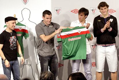 07/04/2011. El líder de Fito & Fitipaldis, Fito Cabrales (izquierda), ha entrgado esta mañana a los jugadores del Athletic la segunda equipación con la que competirán la próxima temporada. En la imagen, junto al cantante, de izquierda a derecha los futbolistas Pablo Orbaiz, David López y Fernando Llorente.