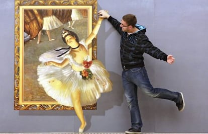 Un visitante interactúa con una obra en 3D incluida en la exposición '¡Tú eres arte!', en el Castillo de Augustusburg (Alemania).