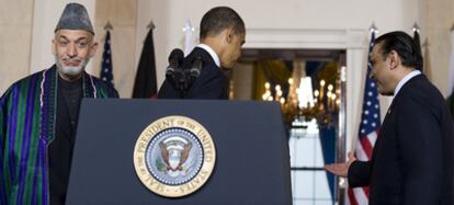 El presidente estadounidense Barack Obama da por terminada una rueda de prensa junto a su homólogo afgano, Hamid Karzai, en mayo pasado.