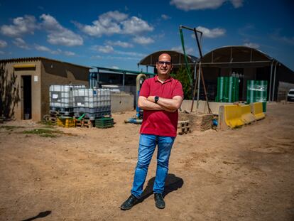 Joan Ramón Llonch, propietario de la explotación de hortalizas posa en sus instalaciones en Viladecans (Barcelona)