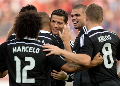 Cristiano Ronaldo, en en centro, abraza a su compa&ntilde;ero de equipo Karim Benzema mientras otros jugadores acuden al encuentro de ambos. 