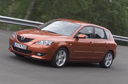 El Mazda 3 tiene una estampa deportiva y con gran personalidad. La longitud de la carrocería, que llega hasta 4,4 metros, mejora la habitabilidad y es una de sus mejores armas.