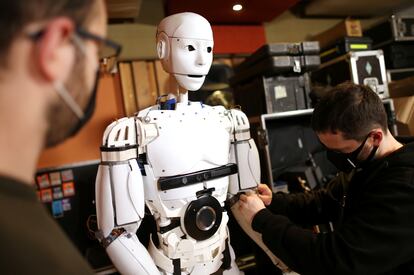 Dos personas ponen en marcha el robot Robby Megabyte en Sarajevo.