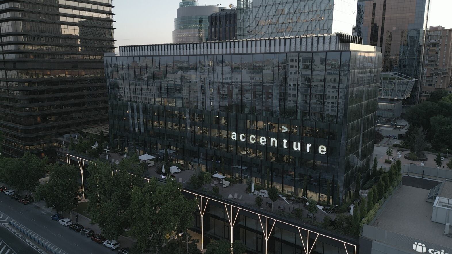 Accenture deja atrás los miedos a la IA: rebota más de un 20% en Bolsa tras batir previsiones