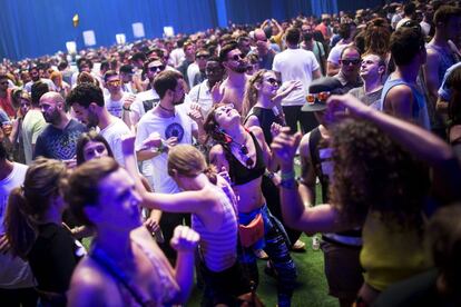 El públic del Sónar ballant aquest divendres a la tarda durant una actuació.