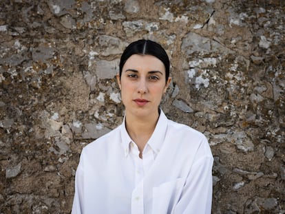 La cineasta Elena Martín, directora, guionista y protagonista de 'Creatura', en la punta Montgó de L'Escala (Alt Empordà), uno de los paisajes que aparecen en su película.