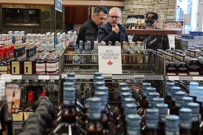 Cartel que recomienda comprar productos canadienses en una tienda de Vancouver, el 2 de febrero.