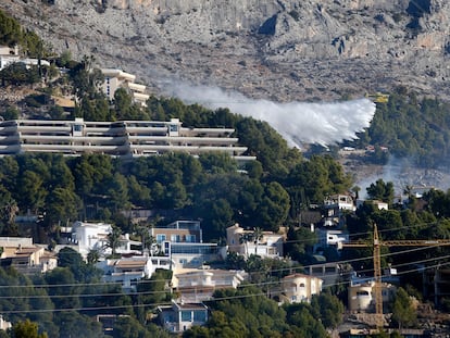 Medios aéreos intentan sofocar este sábado el incendio que desde esta madrugada ha desalojado una treintena de vecinos y cortado la AP-7 y la Nacional 332 en ambos sentidos.