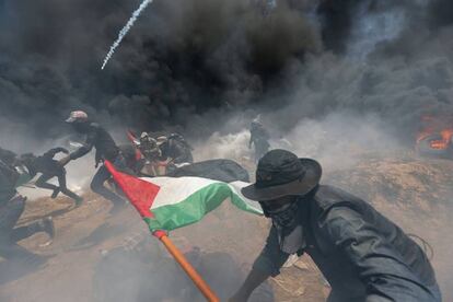 Un grupo de palestinos durante los enfrentamientos con las fuerzas de seguridad israelíes en la frontera entre Gaza e Israel, el 14 de mayo de 2018.