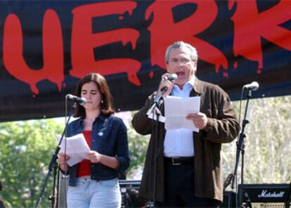 El juez de la Audiencia Nacional, Baltasar Garzón, y su hija María, han leído uno de los manifiestos.