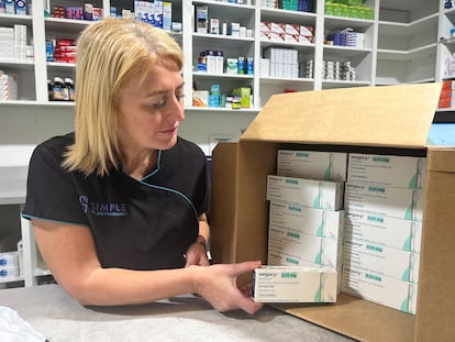 Una farmacéutica enseña varias cajas del fármaco danés, la semana pasada en Glasgow (Reino Unido).