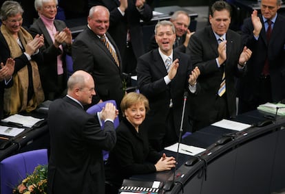 El 22 de noviembre de 2005, Merkel, en el Reichstag, el Parlamento alemán, tras ser elegida canciller. En el libro recuerda el carácter histórico del momento: "Se pusieron en pie y aplaudieron. Norbert Lammert tuvo que hacerse oír (...) 'Querida doctora Merkel, se ha convertido en la primera mujer elegida democráticamente al frente del gobierno de Alemania. Se trata de una clara señal para muchas mujeres y, sin duda alguna, también para algunos hombres'. En mi opinión, había resumido de maravilla el carácter histórico de aquel día. La primera. Esa era yo".