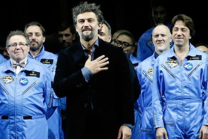 Jonas Kaufmann, el pasado 8 de diciembre, saludando en la &Oacute;pera de la Bastilla en Par&iacute;s.