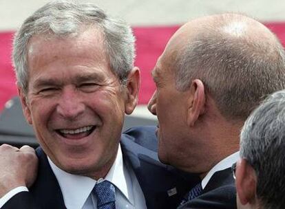 El presidente de Estados Unidos, George Bush, y el primer ministro israelí, Ehud Olmert, se saludan ayer en Jerusalén.