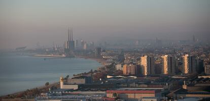 Barcelona coberta, aquest dissabte, per la contaminació atmosfèrica.