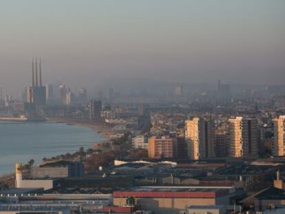 Barcelona cubierta, este sábado, por la contaminación atmosférica.